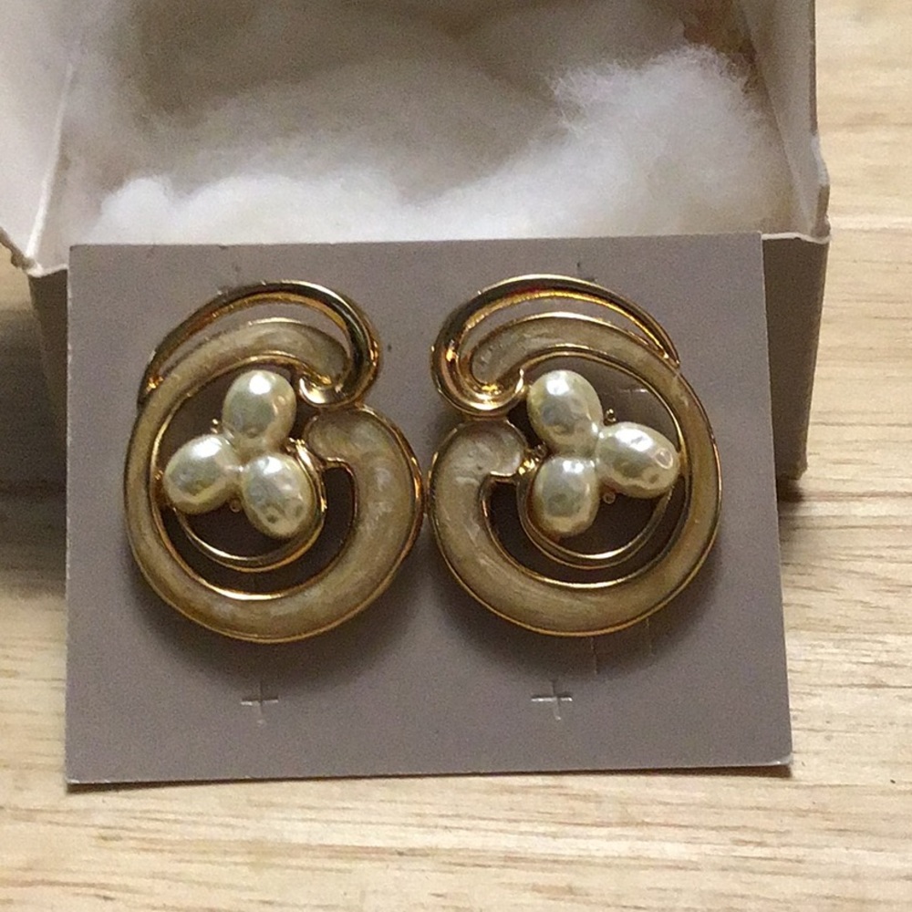 AVON ... AVON EARINGS SURGICAL STEEL POST   ...  E9